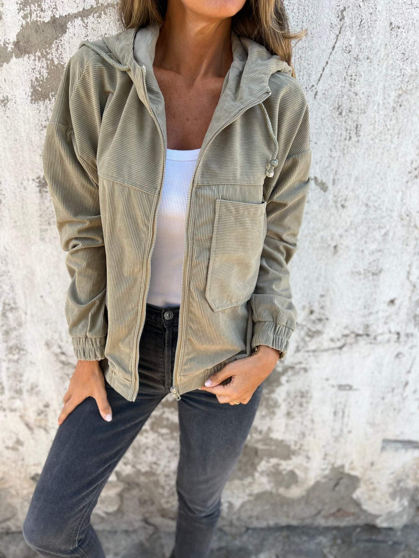 Tova – Elegante chaqueta de pana con cremallera