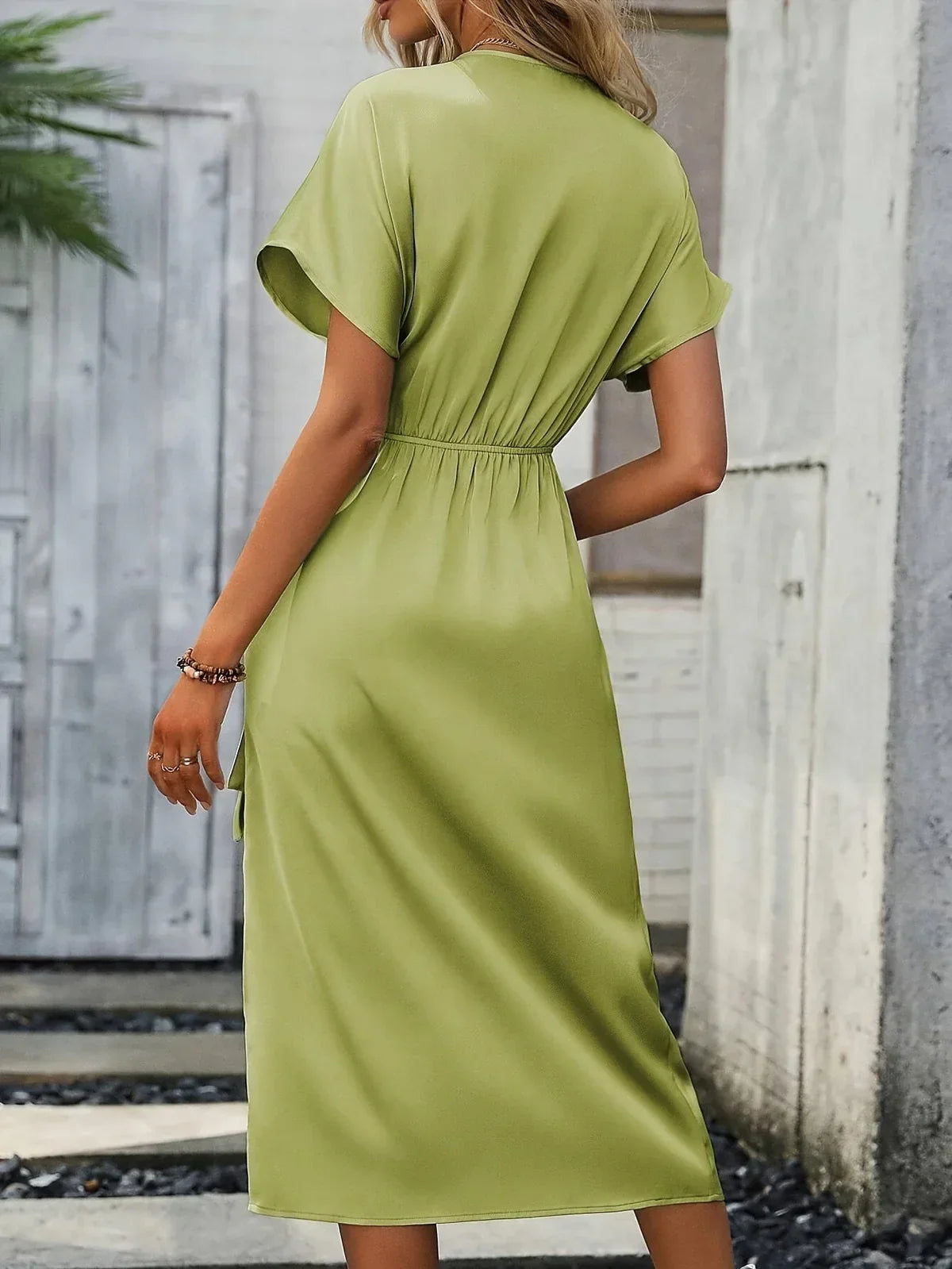 Isoliera - Elegante vestido envolvente con escote en V