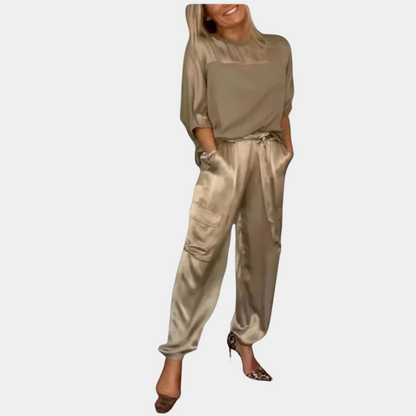 Danika - Elegante conjunto satinado chic [top + pantalón].
